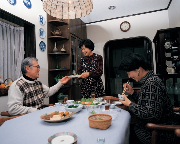 출처: 이미지투데이(일본 명절에는 가족끼리 모여 일본 명절 음식인 오세치를 먹는다.)