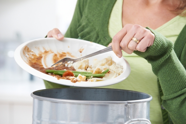 출처:이미지투데이(음식물 쓰레기를 냉동실에 보관하게 된다면 냉동실에 세균이 확산될 수 있다)