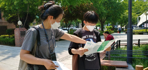 출처 : 녹색교육센터 제공 이미지 (청소년이 주체적으로 참여하는 ‘숲틈’ 활동의 모습)