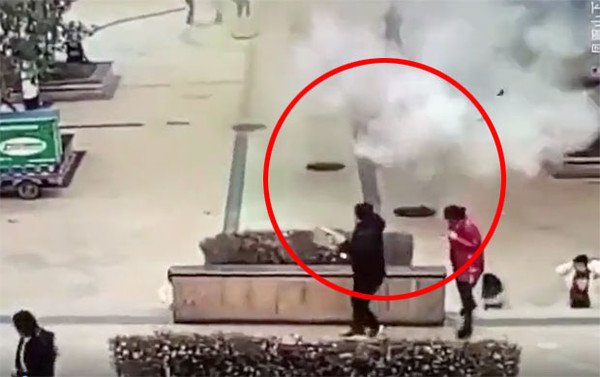 출처 : 펑파이신원(중국 쓰촨성 다저우시의 아파트 인근 광장에서 맨홀 뚜껑 구멍에 폭죽을 집어 넣어 하수구가 폭발했다.)