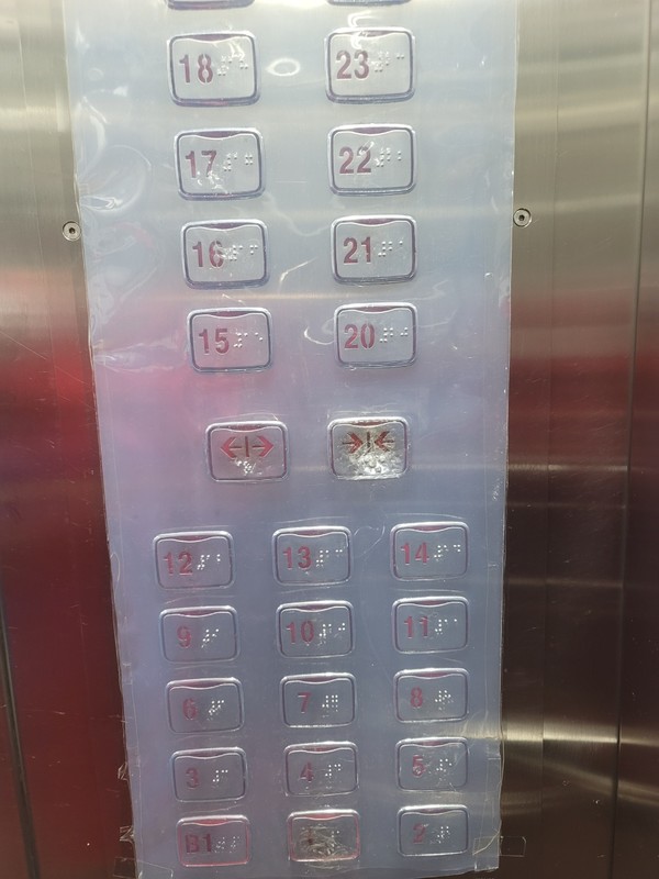 출처: 사이드뷰(경기도 한 건물 엘리베이터 사진. 버튼의 점자가 두꺼운 항균필름에 덮혀져 있다)