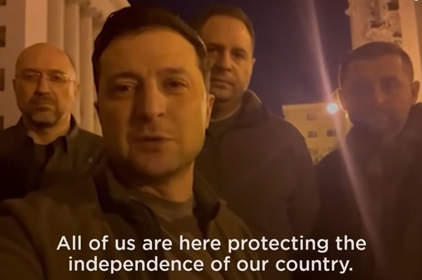 출처: 유튜브 (우크라이나 대통령이 유튜브를 통해 자국과 수도를 지키고자 하는 의지를 보여주고 있다)