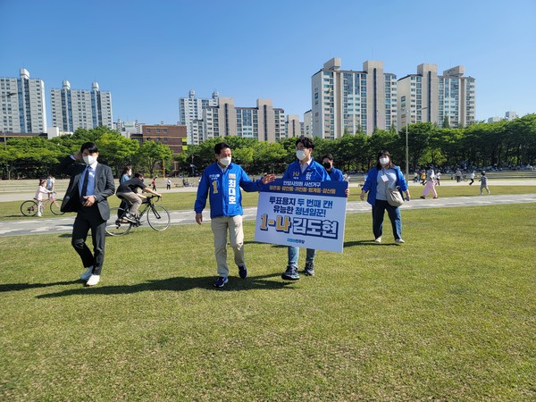 출처: 사이드뷰 (최대호 시장이 김도현 기호의원 후보와 함께 대화를 나누며 평촌중앙공원을 가로질러 가고 있다)