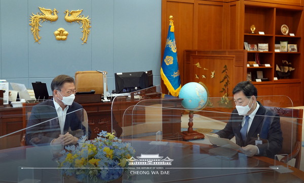 출처: 문재인 정부 청와대 공식 트위터(지난 4월 18일 청와대 여민관 집무실에서 문재인 전대통령과 김오수 검찰총장이 면담을 하는 모습)