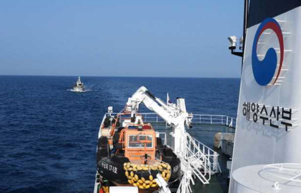출처: 해양수산부(동해어업관리단이 기관이 고장난 어선을 긴급 구조했다.)