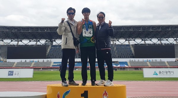 출처 : 김포제일공업고등학교 육상부 제공(가운데 메달을 목에 건 선수가 이재원 선수.)