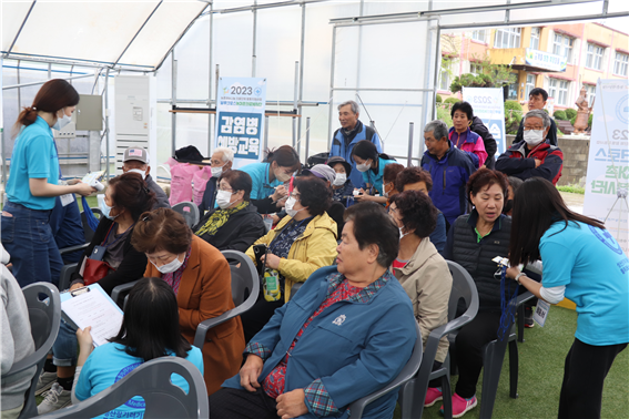 출처: 성산장기려기념사업회 블루크로스의료봉사단-진료 접수 중인 강원도 횡성군 공근면 주민들의 모습