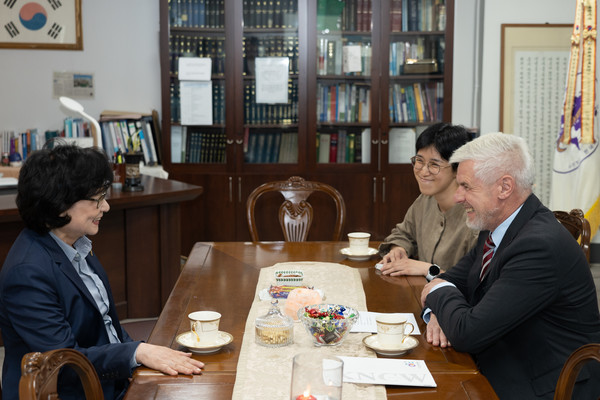 출처 : 한국여성단체협의회(왼쪽부터 허명 회장과 라이펜슈툴 독일 대사, 통역관이 대화를 나누는 모습.)