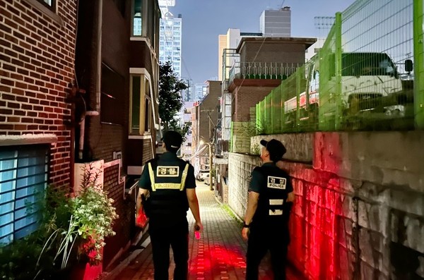 출처 : 서울 관악경찰서 블로그(자료사진. 경찰관이 관악구 일대 골목 순찰에 나선 모습이다.)
